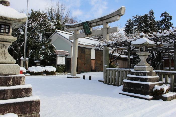 雪の在士八幡神社