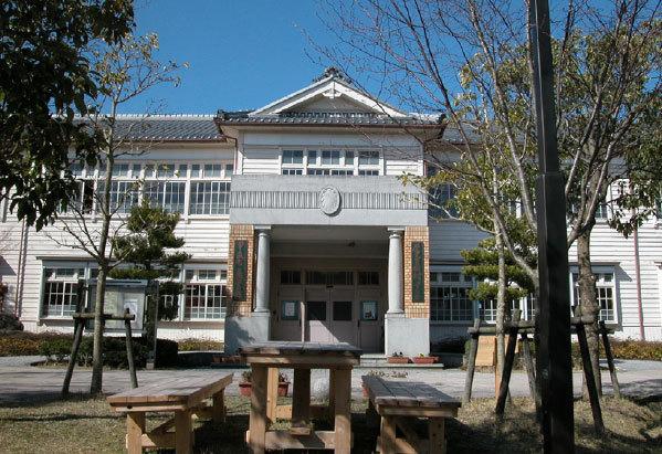 甲良町図書館（旧・甲良東小学校本館）